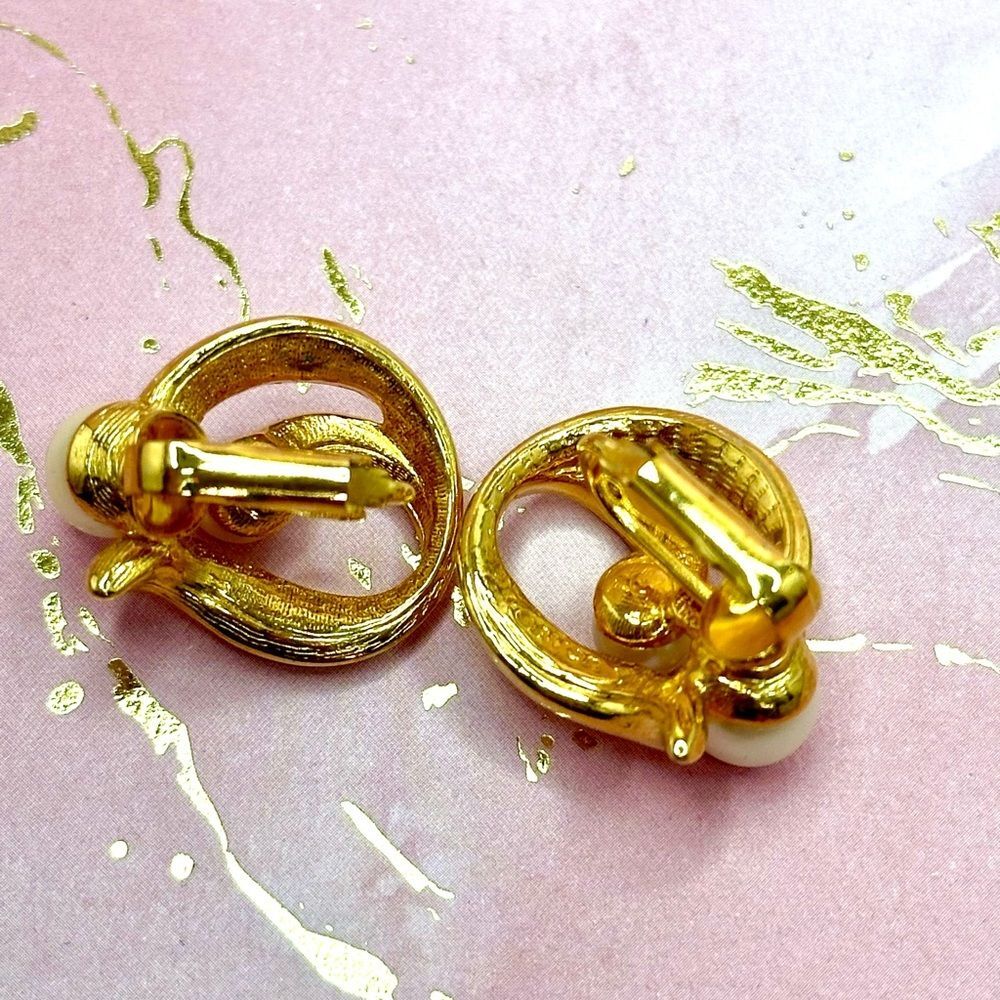 Avon Women's Vintage Goldtone Swirl Faux Pearl Clip on Earrings - Picture 5 of 5
